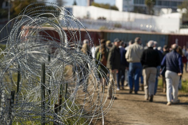 Supreme Court allows federal agents to cut razor wire Texas installed on US-Mexico border