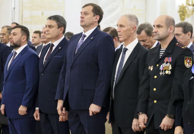 Russia withdraws troops after Ukraine encircles key city