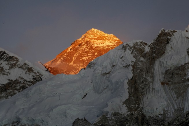 1 Swiss, 1 American die on Everest in year's 1st fatalities