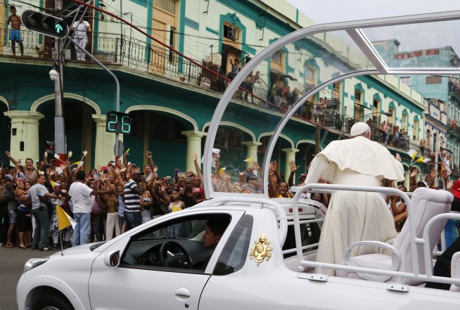 Pope meets with Fidel, misses out on dissident greeting