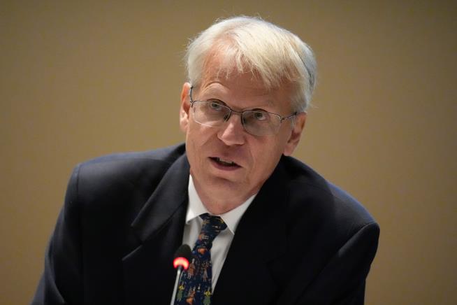 Chairman of vaccine committee leaves for new HHS job