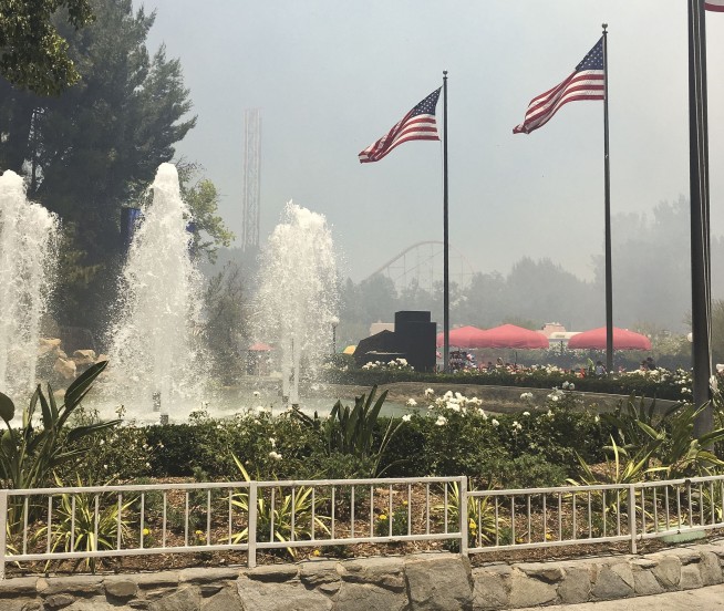 Brush fire sets off evacuation at California amusement park