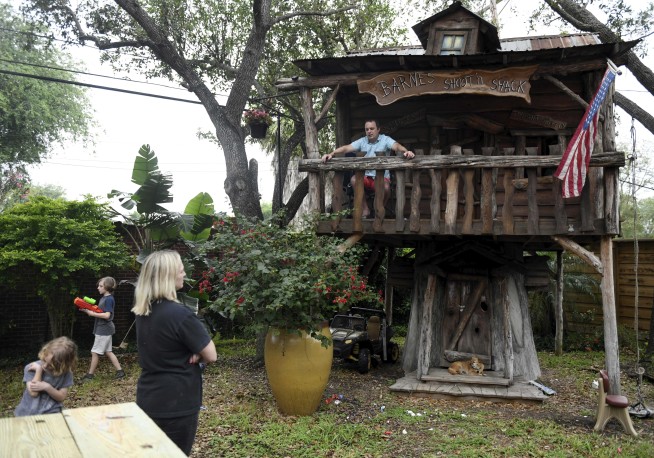South Texas ER doctor self-isolates in his kids' treehouse