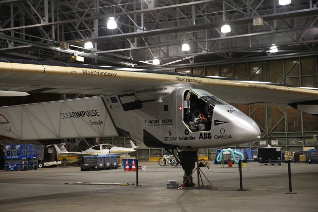 Solar plane slowly soaring from Hawaii to California