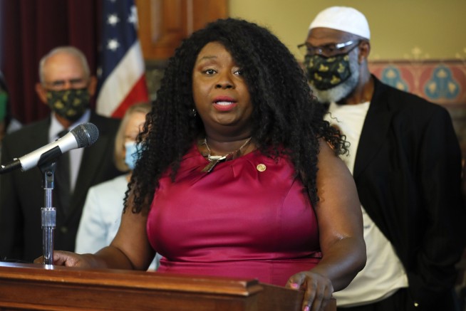 Iowa governor signs order restoring felon voting rights