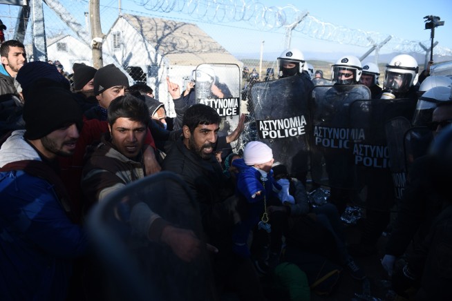 Clashes as thousands of migrants are stuck outside Macedonia