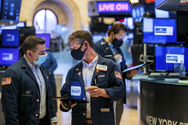 Rally fades on Wall Street, pulling indexes below records