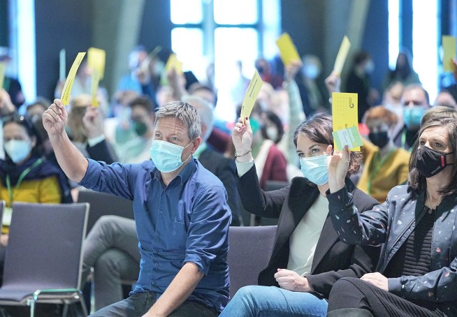 German Greens agree to start formal talks on new government