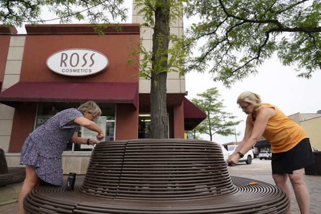 Week after July 4 parade shooting, a moment of silence