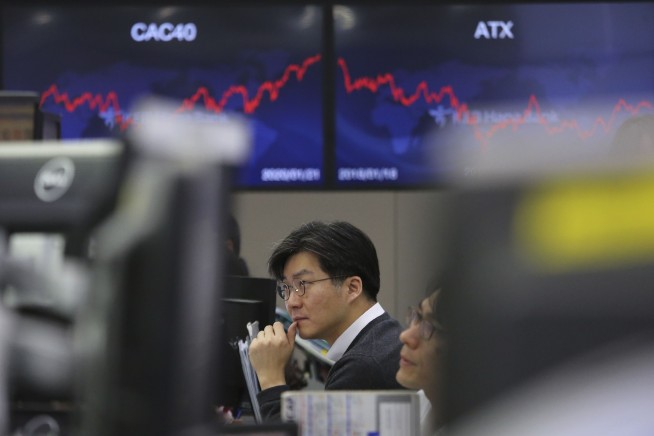 US stocks flat as health authorities focus on China virus