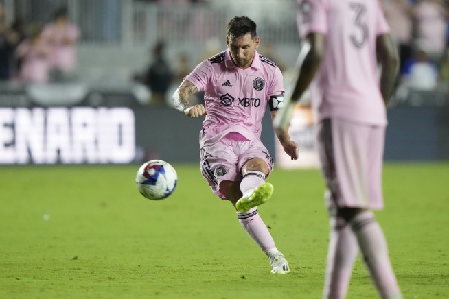 Lionel Messi scores a sensational game-winning goal on a free kick in his Inter Miami debut