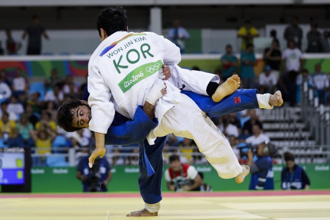 The Latest: Russia's 1st Rio medal goes to Mudranov in judo