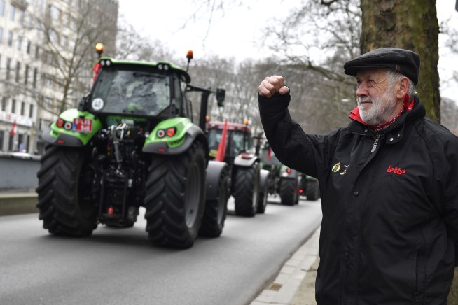 Massive farmers protest disrupts Brussels traffic