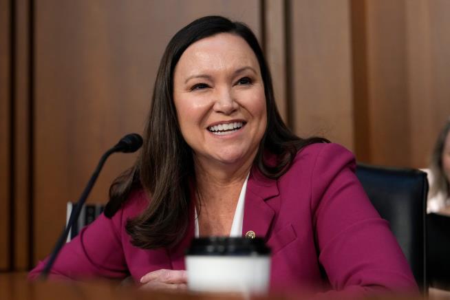 Senators launch a cross-party effort to end stock trading by lawmakers