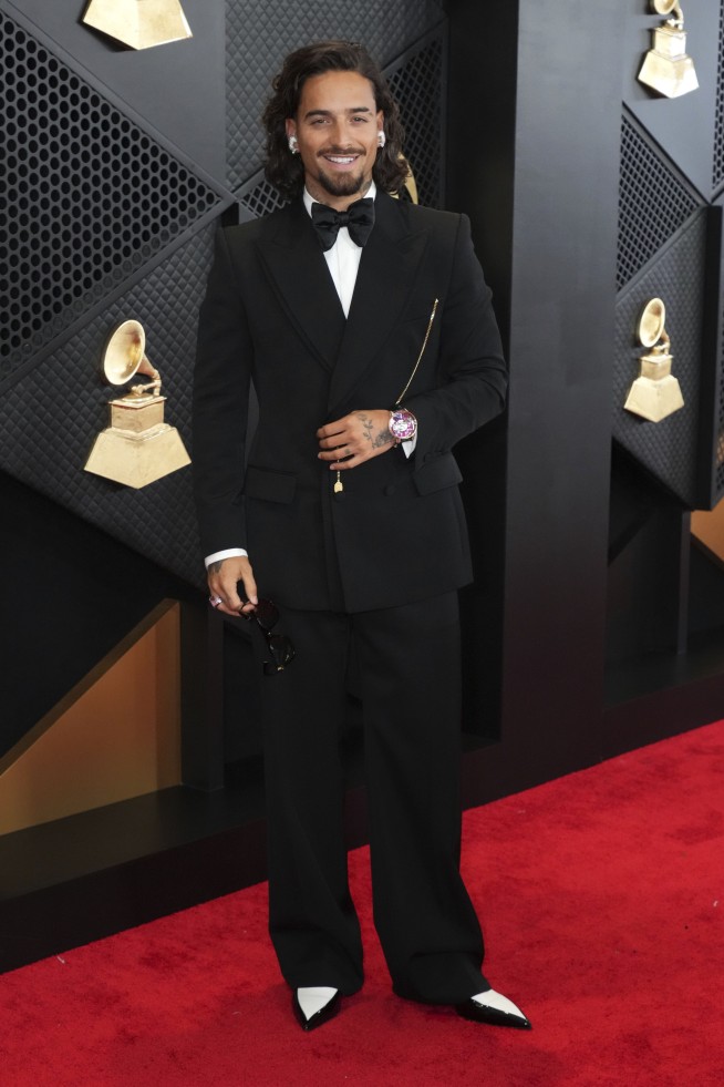 Victoria Monét, Dua Lipa, Miley Cyrus stun on the wild-and-wacky Grammys red carpet