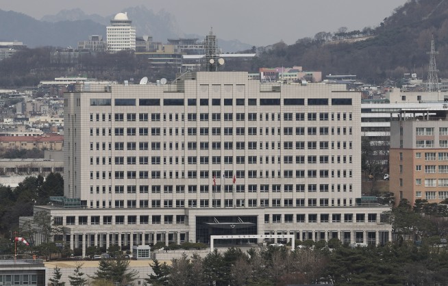 S. Korea's Yoon faces obstacles in plan to ditch Blue House