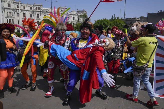 Hundreds in Peru mark Clown Day in hopes of getting the holiday official recognition