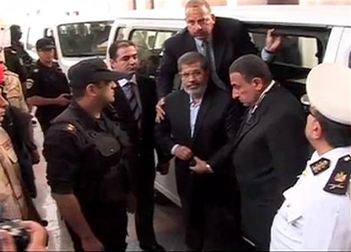 A more-controlled Morsi appears in Egyptian court