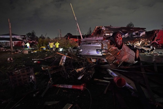 Tornado rips through New Orleans and its suburbs, killing 1