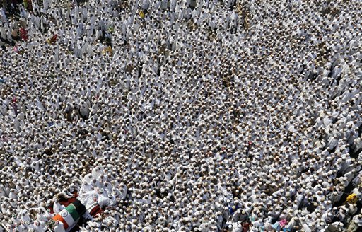 18 dead in stampede after India Muslim leader dies