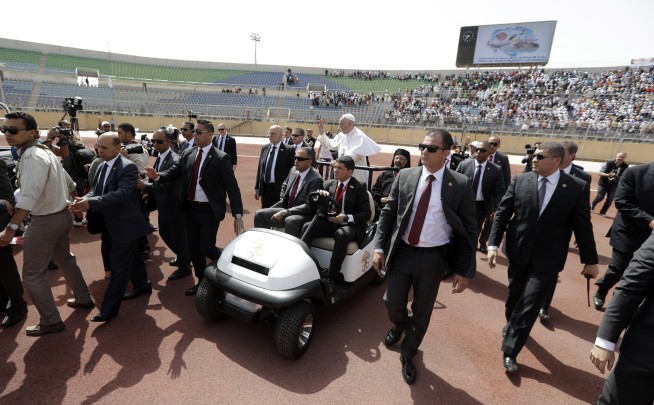 Security tight as pope celebrates open-air Mass in Cairo