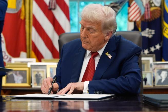 Trump orders crackdown on 'domestic terrorists' in escalation of a campaign against political rivals