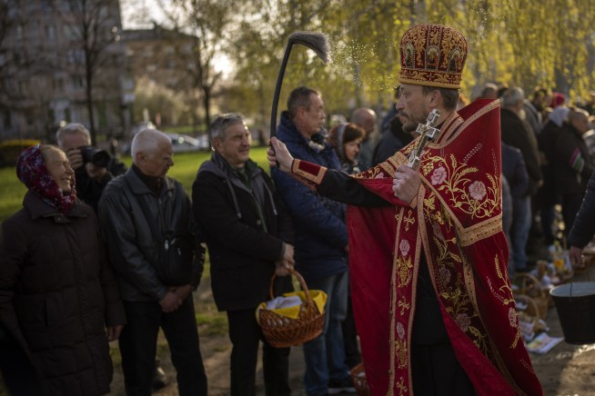 Ukraine marks Orthodox Easter with prayers for those trapped