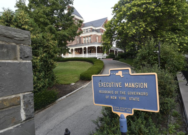 Cuomo's top aide resigns as governor faces harassment furor