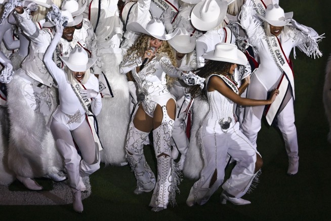 Beyoncé wins first Emmy, for 'Beyoncé Bowl' halftime show