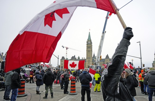 Canada border blockade clearing peacefully as police move in