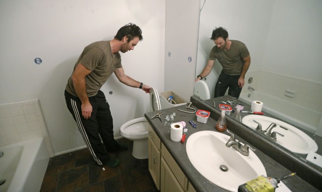 Unpaid bills, leftovers, downtime: Workers cope in shutdown