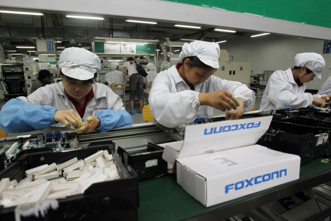 Trump announces $10 billion Foxconn plant in Wisconsin