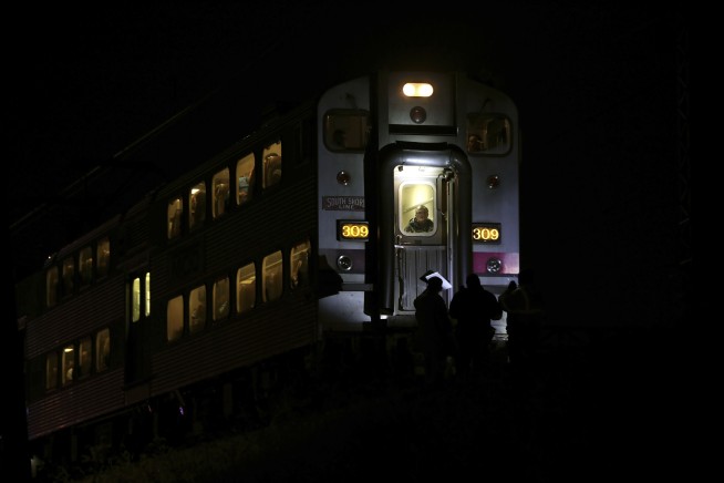 Chicago police: 2 officers die after being struck by train