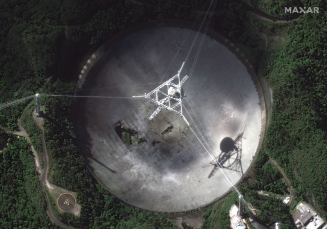Huge Puerto Rico radio telescope, already damaged, collapses