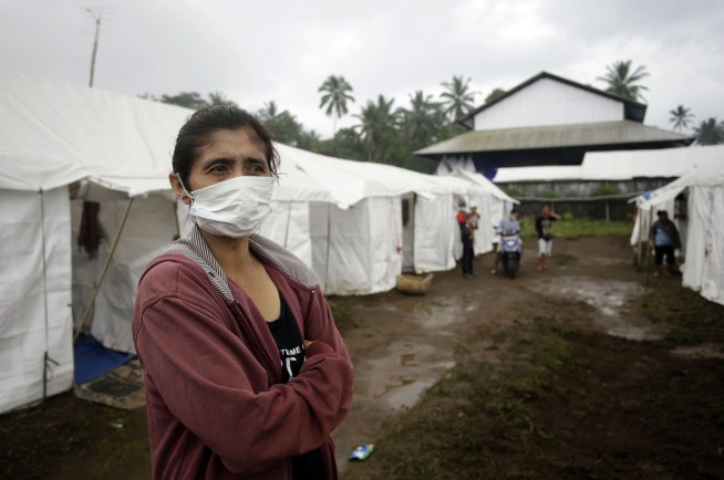 Volcano gushing ash over Bali closes airport for a 2nd day