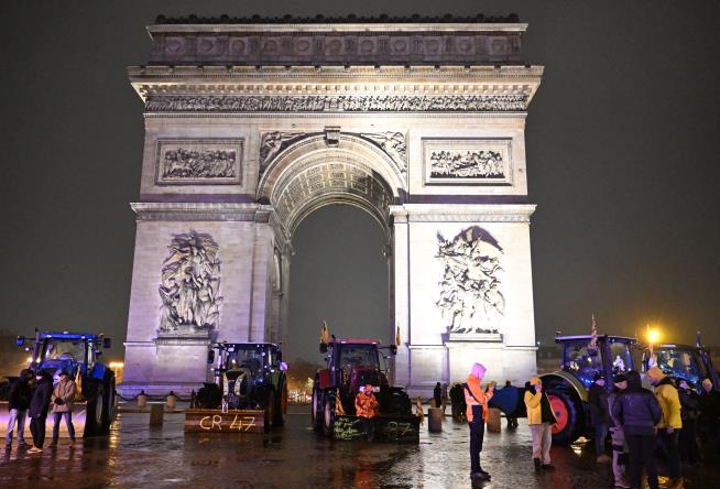 Paris police fatally shoot a knife-wielding man who tried to attack officers at Arc de Triomphe