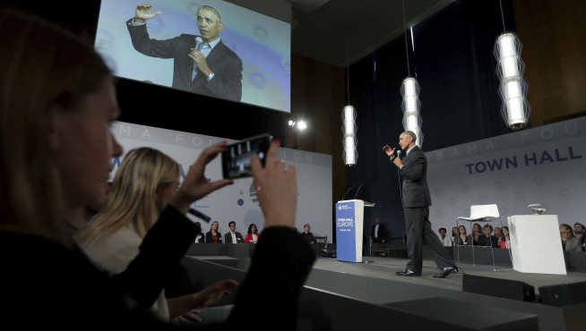 Obama tells young Europeans to foster reasoned online debate