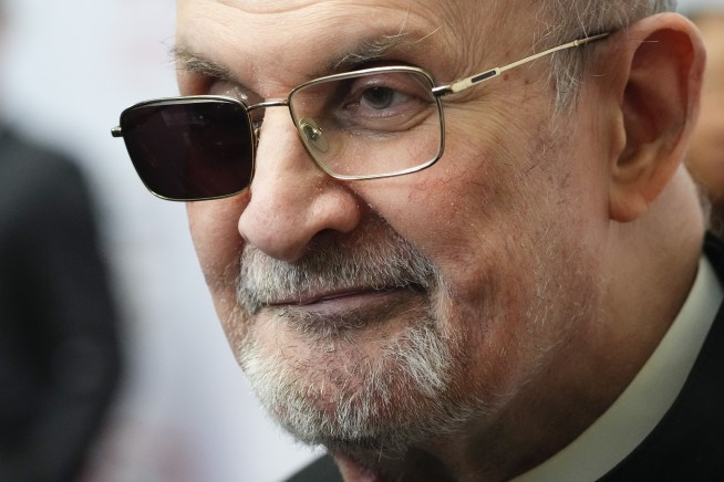 Salman Rushdie honored at PEN America gala, first in-person appearance since stabbing