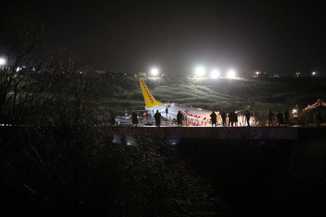 Plane skids off Istanbul runway, breaks up; 120 hurt