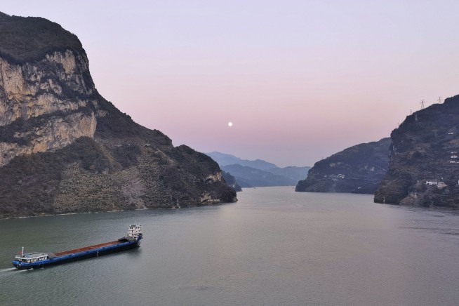 'Puppy Mountain' photo draws onlookers to a Chinese riverside