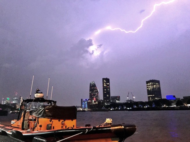 Huge lightning storms in UK disrupt travel at London airport