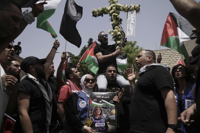 Israeli police beat mourners at journalist's funeral