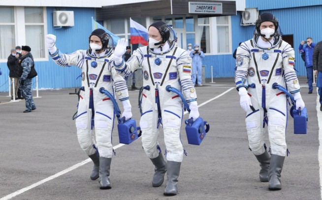 3 cosmonauts arrive at space station in yellow and blue