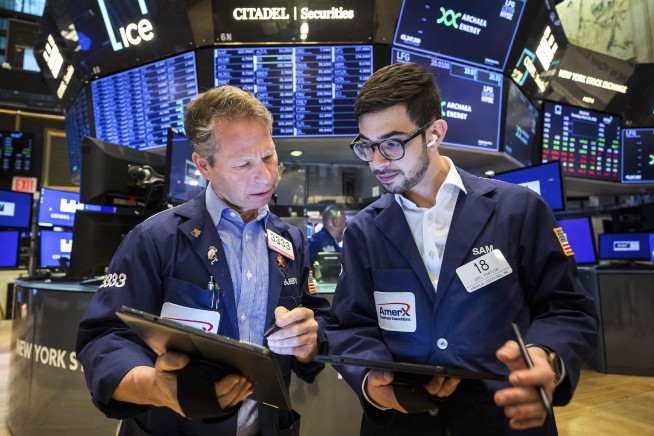 US stocks rise amid cautious trading on world markets