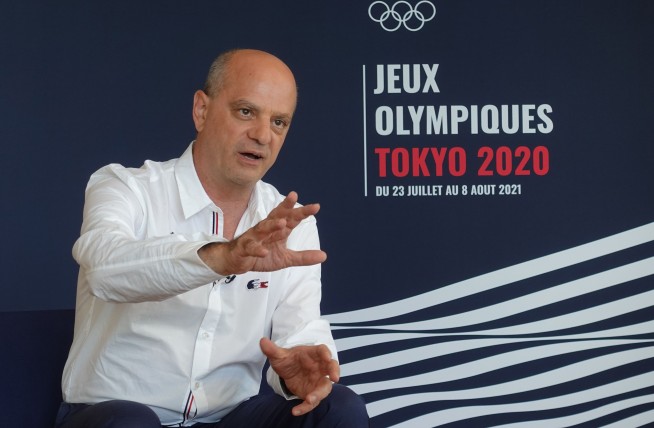 Sparks fly as neutral pronoun included in French dictionary