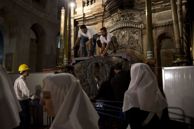 In sign of unity, Christians renovate Christ's tomb together