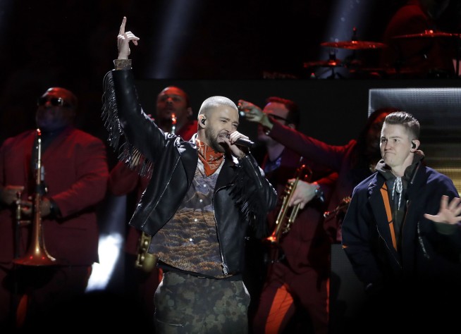 The Latest: Timberlake includes Prince tribute at halftime