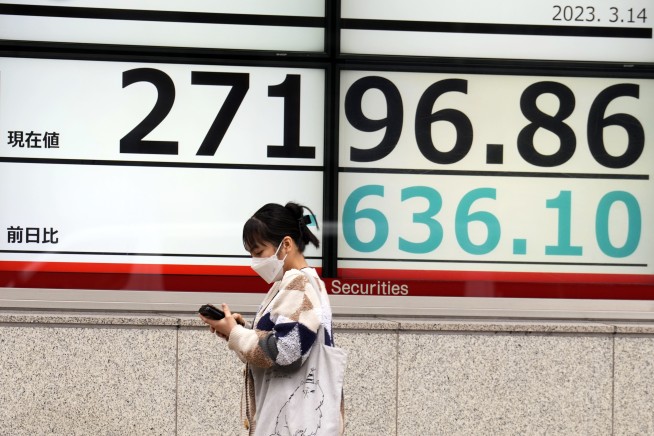 Asian shares extend losses as US banking worries persist