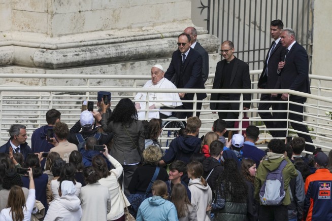 Convalescing Pope Francis opens Holy Week with in-person greeting in St. Peter's Square