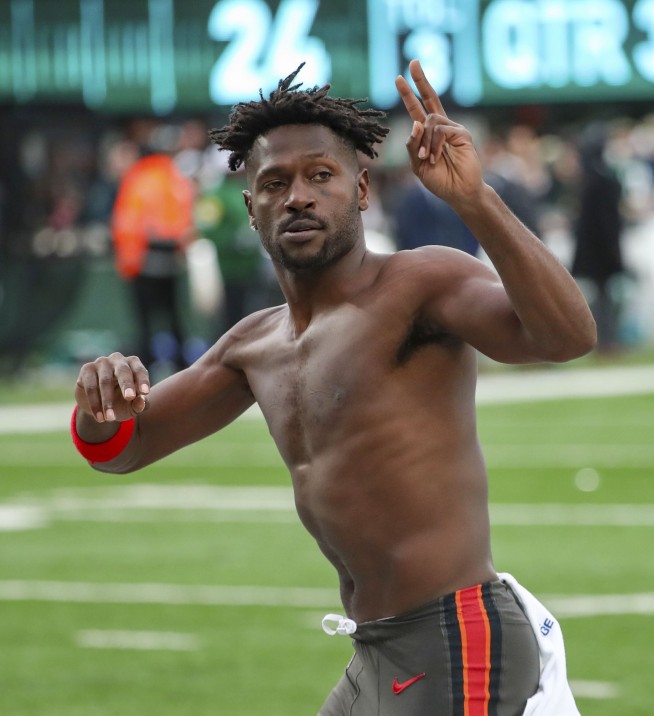 Brown walks away from Bucs; Brady rallies team past Jets